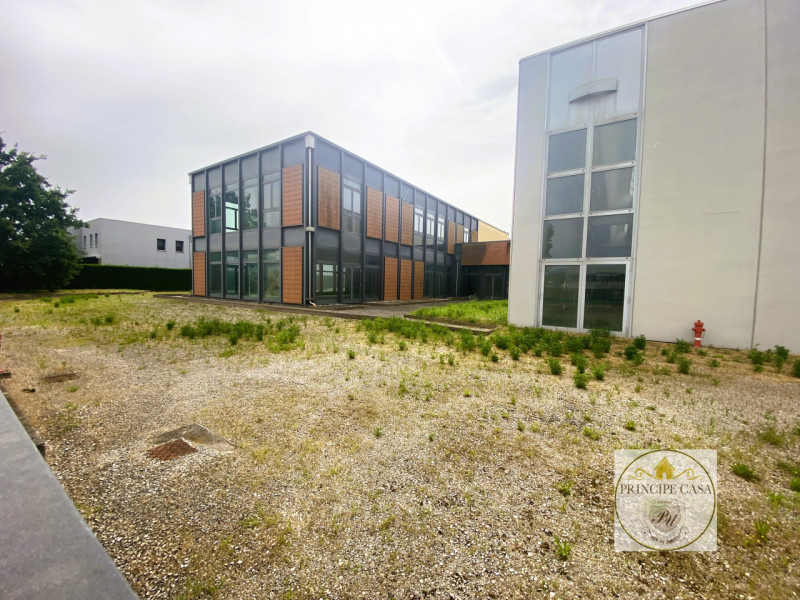 Rif. HKT001 - Capannone di 1700 mq ad uso produttivo e commerciale  con annessi uffici  amministr...