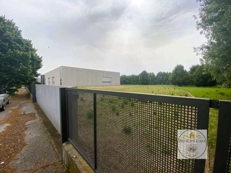 Rif. HKT001 - Capannone di 1700 mq ad uso produttivo e commerciale  con annessi uffici  amministr...