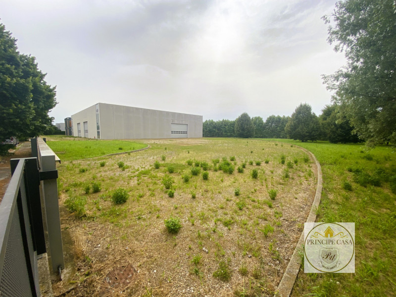 Rif. HKT001 - Capannone di 1700 mq ad uso produttivo e commerciale  con annessi uffici  amministr...