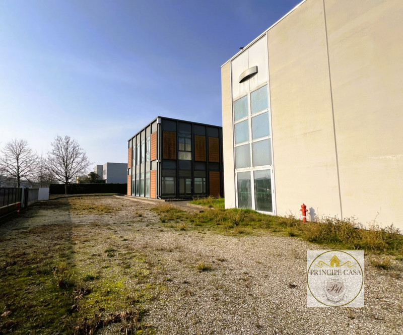 Rif. HKT001 - Capannone di 1700 mq ad uso produttivo e commerciale  con annessi uffici  amministr...