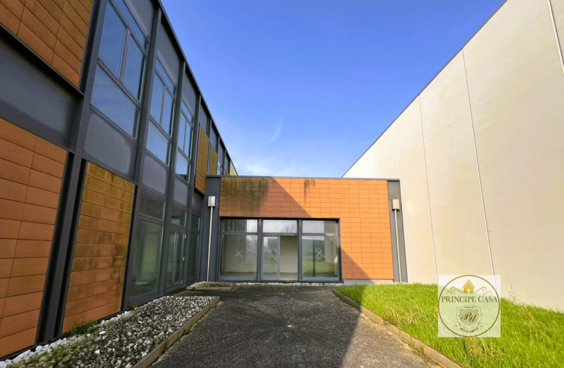 Rif. HKT001 - Capannone di 1700 mq ad uso produttivo e commerciale  con annessi uffici  amministr...