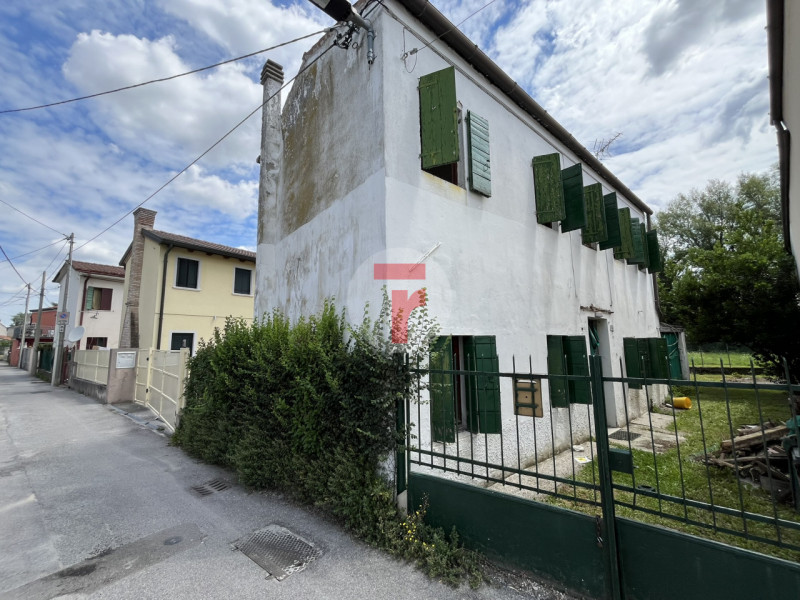 - CASA INDIPENDENTE DA RISTRUTTURARE - 

Situata nel quartiere Arcella, in zona San Lorenzo, ques...