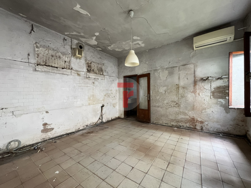 - CASA INDIPENDENTE DA RISTRUTTURARE - 

Situata nel quartiere Arcella, in zona San Lorenzo, ques...
