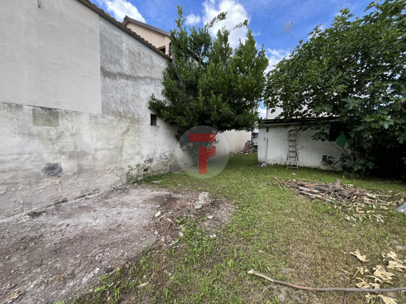 - CASA INDIPENDENTE DA RISTRUTTURARE - 

Situata nel quartiere Arcella, in zona San Lorenzo, ques...