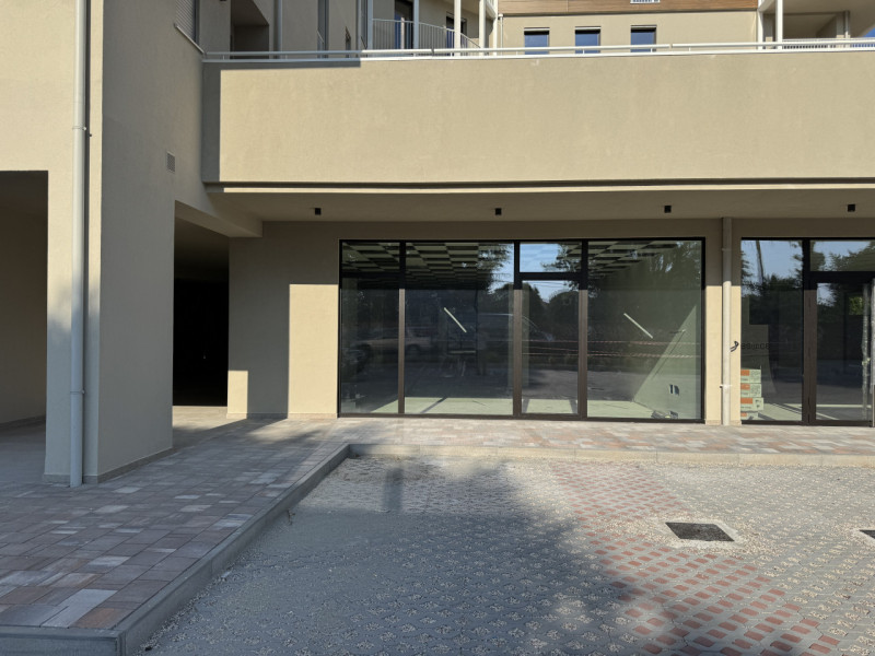 Rif.BA221 A-N2 (per info 393 9878704 Daniel)

Scopri il negozio A-N2, un'opportunità unica per es...