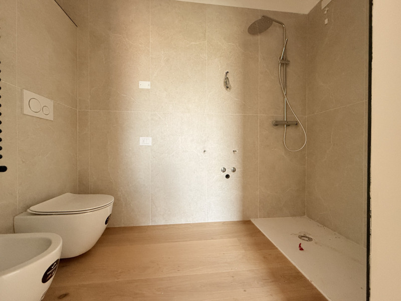 Rif.BA221-A20 (per info +39 3939878704 Daniel)

Proponiamo in vendita il panoramico e suggestivo ...