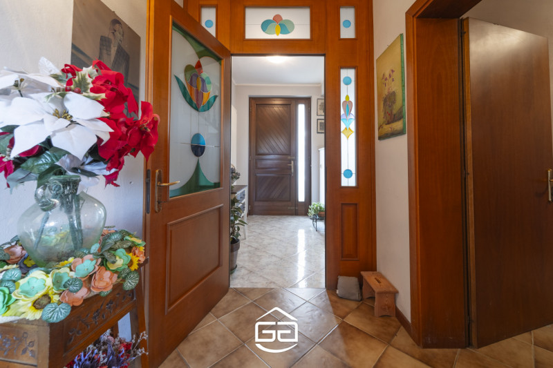 Villaverla. A pochi minuti dal centro del paese ma immersa nel verde, proponiamo in vendita una s...