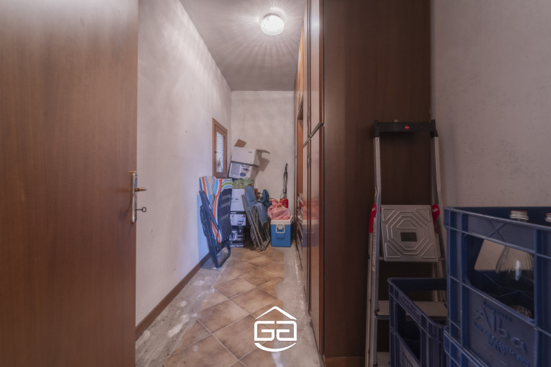 Villaverla. A pochi minuti dal centro del paese ma immersa nel verde, proponiamo in vendita una s...