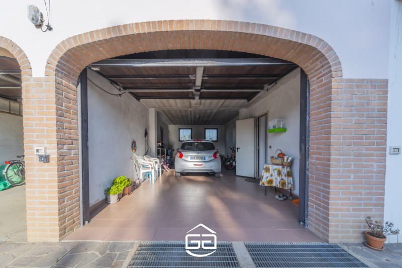 Villaverla. A pochi minuti dal centro del paese ma immersa nel verde, proponiamo in vendita una s...