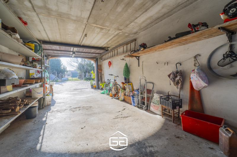 Villaverla. A pochi minuti dal centro del paese ma immersa nel verde, proponiamo in vendita una s...