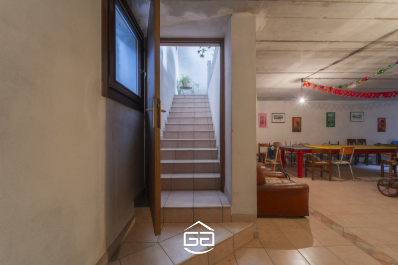 Villaverla. A pochi minuti dal centro del paese ma immersa nel verde, proponiamo in vendita una s...