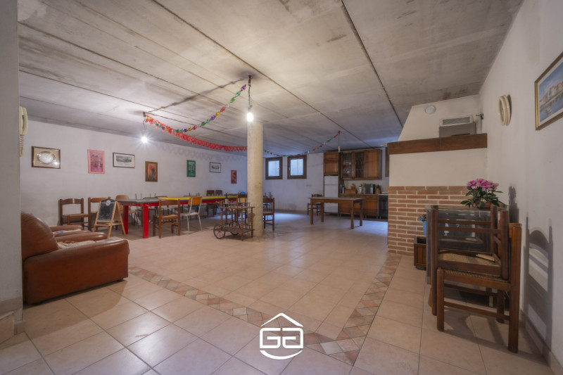 Villaverla. A pochi minuti dal centro del paese ma immersa nel verde, proponiamo in vendita una s...