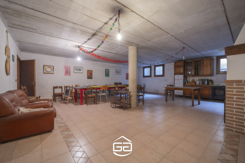 Villaverla. A pochi minuti dal centro del paese ma immersa nel verde, proponiamo in vendita una s...