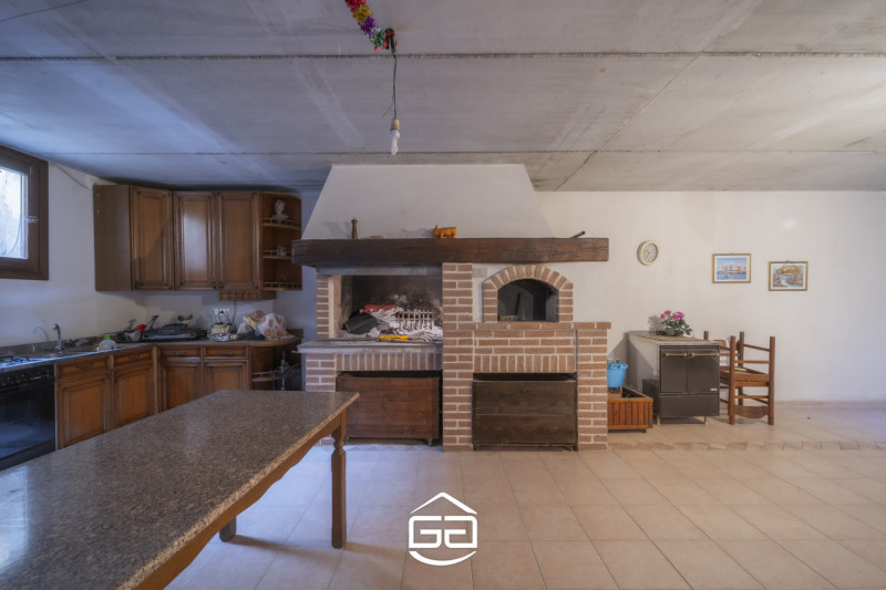 Villaverla. A pochi minuti dal centro del paese ma immersa nel verde, proponiamo in vendita una s...