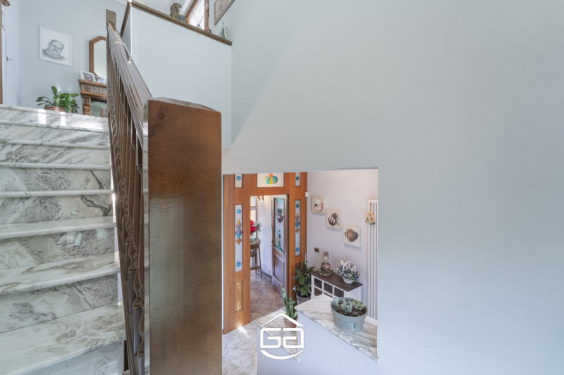 Villaverla. A pochi minuti dal centro del paese ma immersa nel verde, proponiamo in vendita una s...