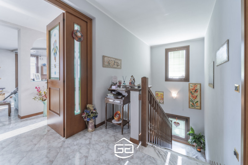 Villaverla. A pochi minuti dal centro del paese ma immersa nel verde, proponiamo in vendita una s...