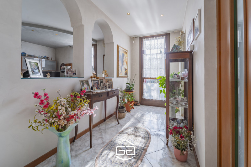 Villaverla. A pochi minuti dal centro del paese ma immersa nel verde, proponiamo in vendita una s...