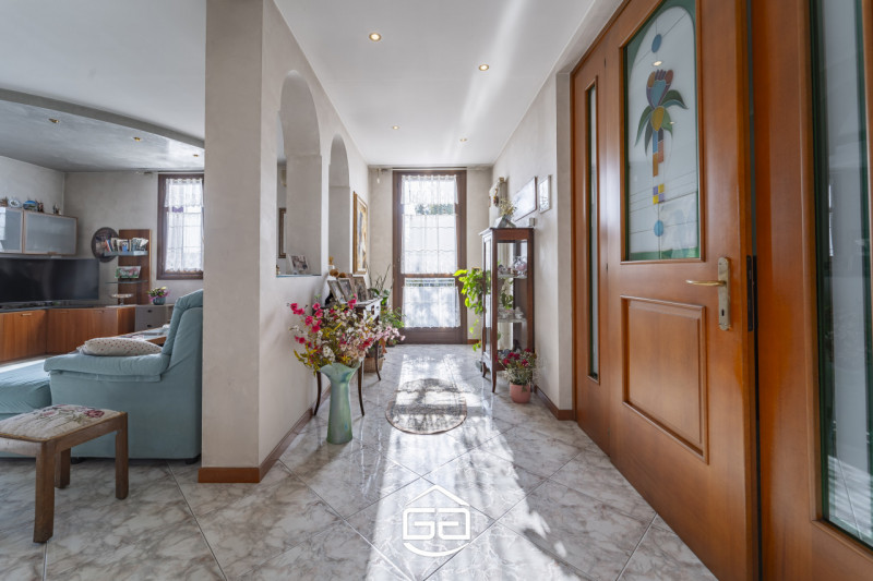 Villaverla. A pochi minuti dal centro del paese ma immersa nel verde, proponiamo in vendita una s...