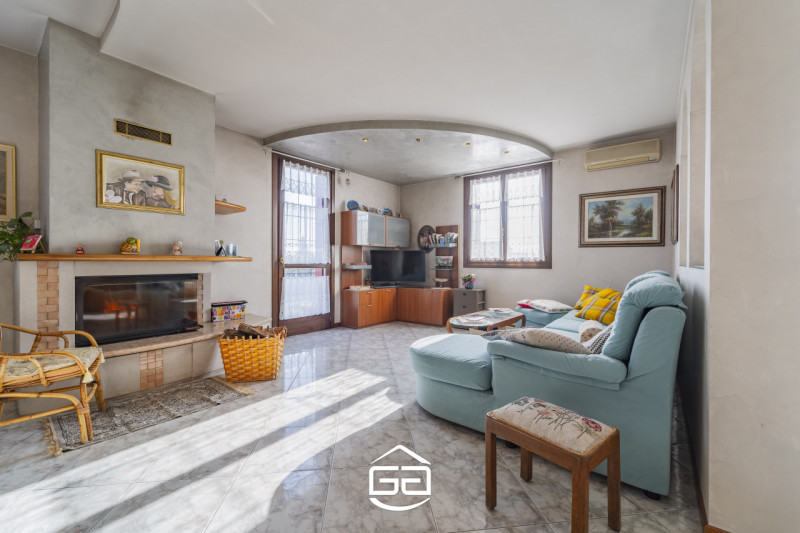 Villaverla. A pochi minuti dal centro del paese ma immersa nel verde, proponiamo in vendita una s...