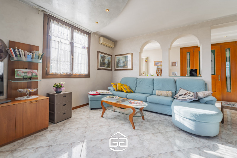 Villaverla. A pochi minuti dal centro del paese ma immersa nel verde, proponiamo in vendita una s...