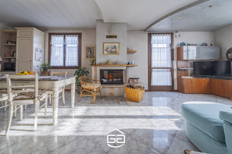 Villaverla. A pochi minuti dal centro del paese ma immersa nel verde, proponiamo in vendita una s...