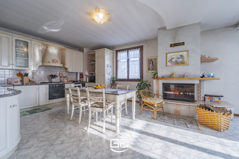 Villaverla. A pochi minuti dal centro del paese ma immersa nel verde, proponiamo in vendita una s...