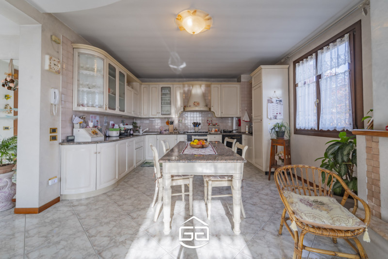 Villaverla. A pochi minuti dal centro del paese ma immersa nel verde, proponiamo in vendita una s...