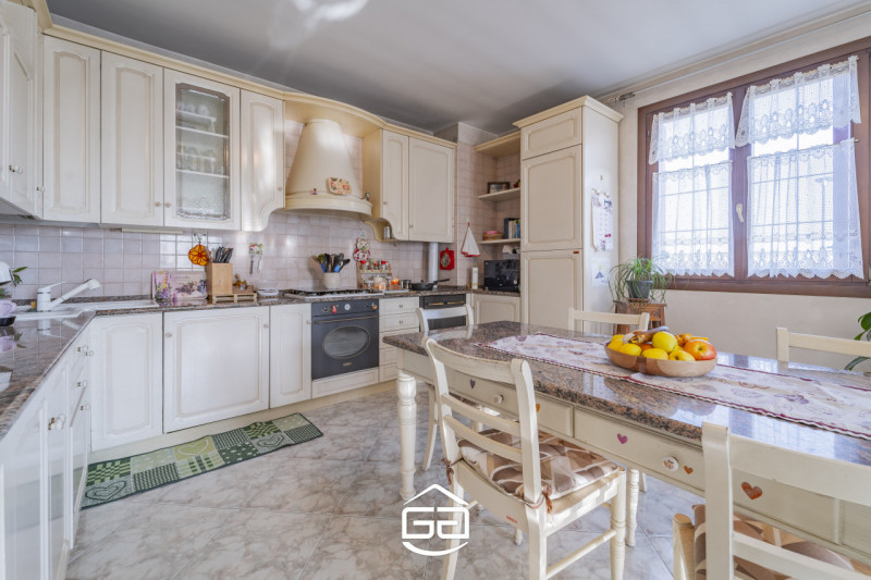 Villaverla. A pochi minuti dal centro del paese ma immersa nel verde, proponiamo in vendita una s...