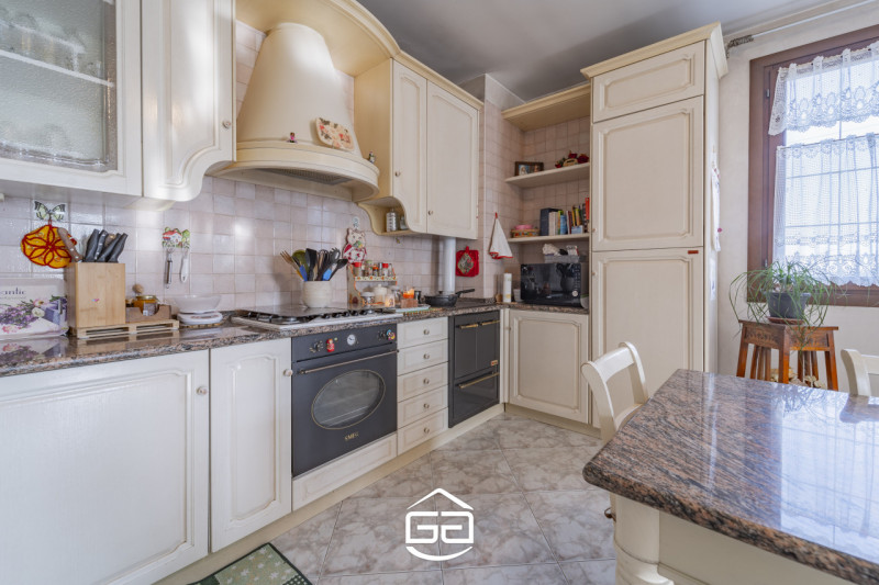 Villaverla. A pochi minuti dal centro del paese ma immersa nel verde, proponiamo in vendita una s...