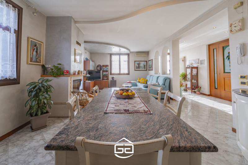 Villaverla. A pochi minuti dal centro del paese ma immersa nel verde, proponiamo in vendita una s...