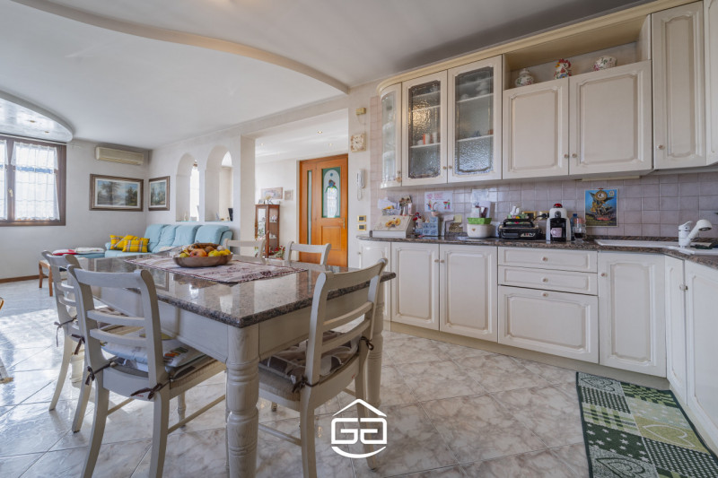 Villaverla. A pochi minuti dal centro del paese ma immersa nel verde, proponiamo in vendita una s...