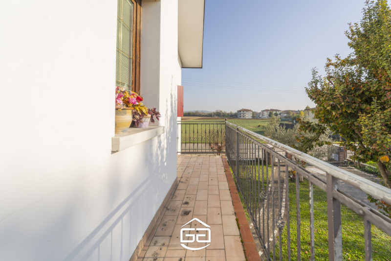 Villaverla. A pochi minuti dal centro del paese ma immersa nel verde, proponiamo in vendita una s...