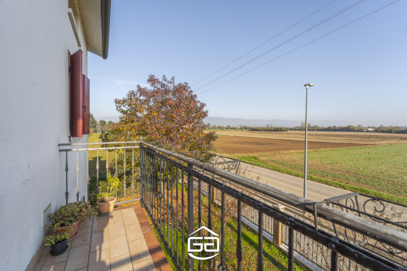 Villaverla. A pochi minuti dal centro del paese ma immersa nel verde, proponiamo in vendita una s...