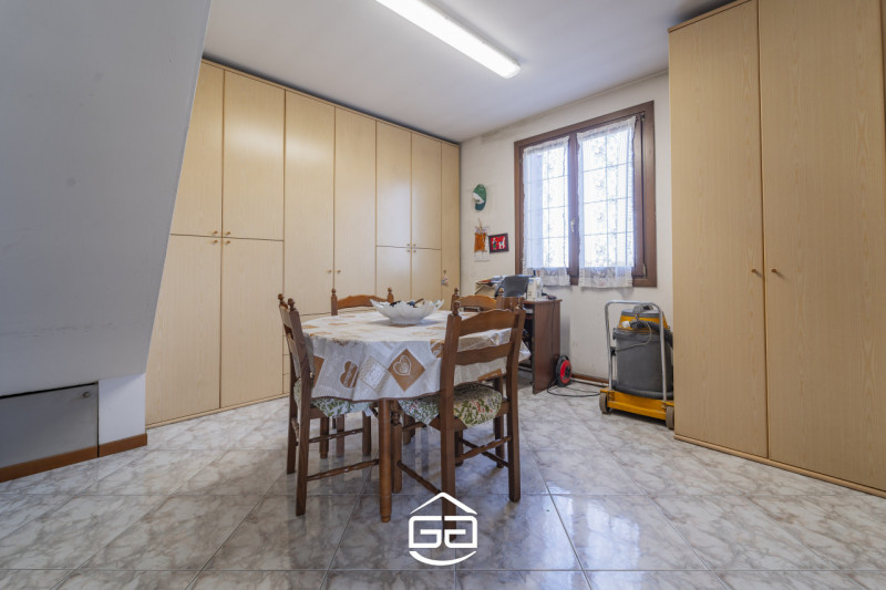 Villaverla. A pochi minuti dal centro del paese ma immersa nel verde, proponiamo in vendita una s...