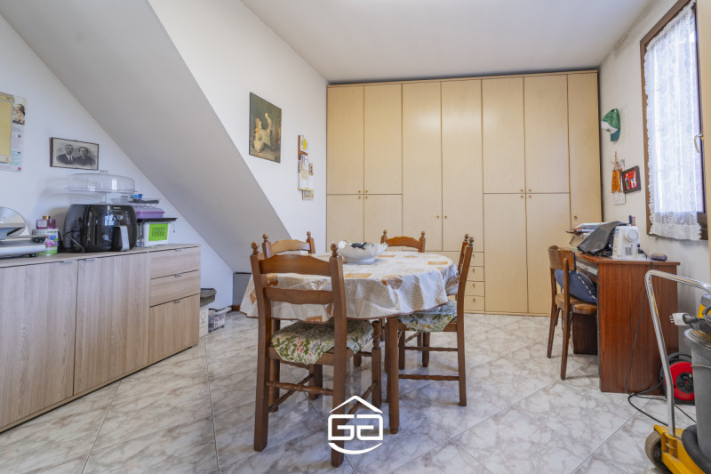 Villaverla. A pochi minuti dal centro del paese ma immersa nel verde, proponiamo in vendita una s...