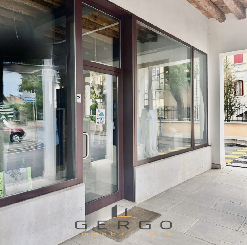 (Per INFO 3316190143) A Motta di Livenza, in zona centrale, proponiamo in vendita negozio di circ...