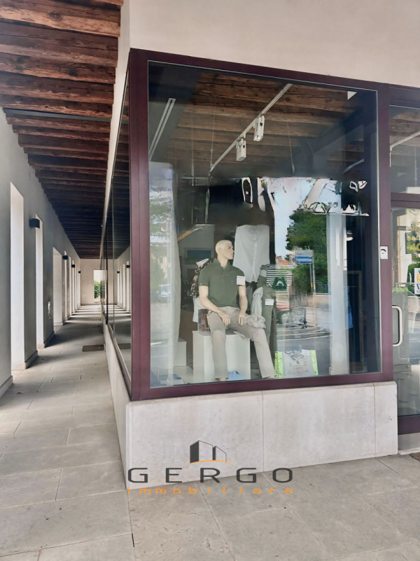 (Per INFO 3316190143) A Motta di Livenza, in zona centrale, proponiamo in vendita negozio di circ...