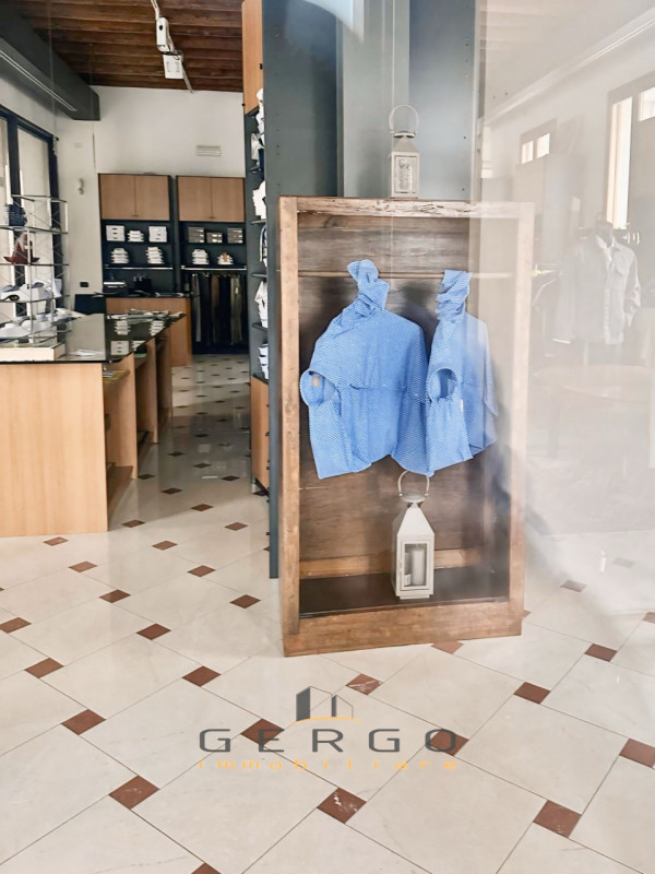 (Per INFO 3316190143) A Motta di Livenza, in zona centrale, proponiamo in vendita negozio di circ...