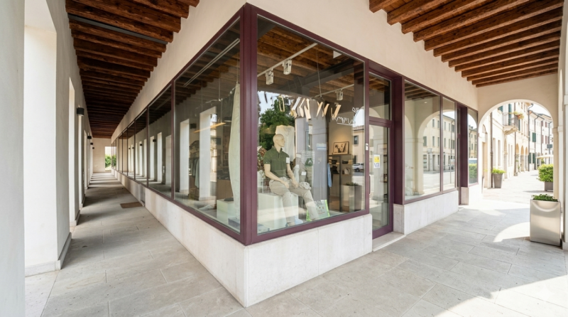 (Per INFO 3316190143) A Motta di Livenza, in zona centrale, proponiamo in vendita negozio di circ...