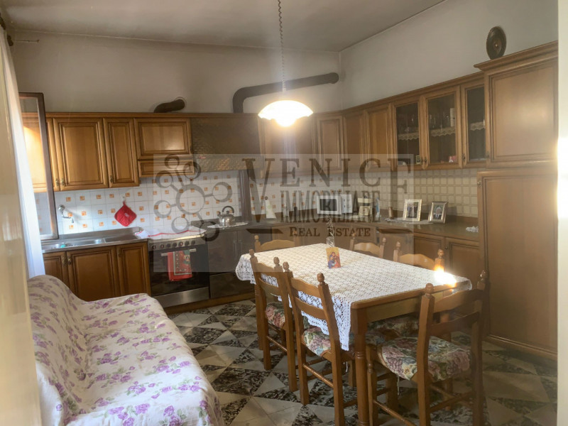 Nel cuore di Massanzago, a pochi passi dal vivace centro cittadino, proponiamo in vendita un inca...