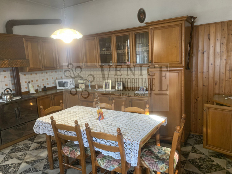 Nel cuore di Massanzago, a pochi passi dal vivace centro cittadino, proponiamo in vendita un inca...