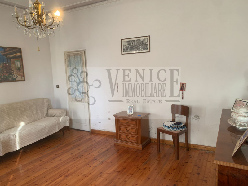 Nel cuore di Massanzago, a pochi passi dal vivace centro cittadino, proponiamo in vendita un inca...