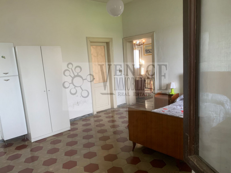 Nel cuore di Massanzago, a pochi passi dal vivace centro cittadino, proponiamo in vendita un inca...