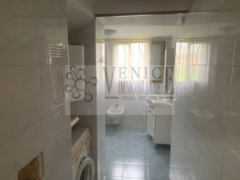 Nel cuore di Massanzago, a pochi passi dal vivace centro cittadino, proponiamo in vendita un inca...