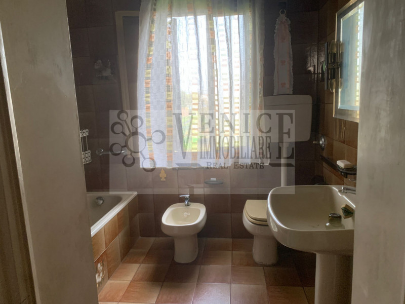 Nel cuore di Massanzago, a pochi passi dal vivace centro cittadino, proponiamo in vendita un inca...