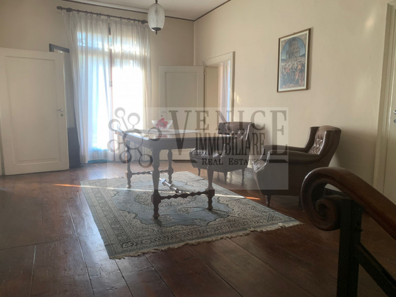 Nel cuore di Massanzago, a pochi passi dal vivace centro cittadino, proponiamo in vendita un inca...