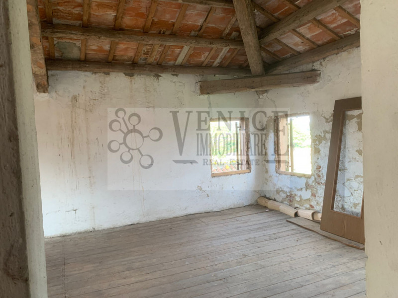 Nel cuore di Massanzago, a pochi passi dal vivace centro cittadino, proponiamo in vendita un inca...