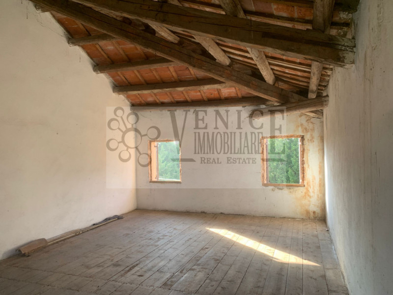 Nel cuore di Massanzago, a pochi passi dal vivace centro cittadino, proponiamo in vendita un inca...