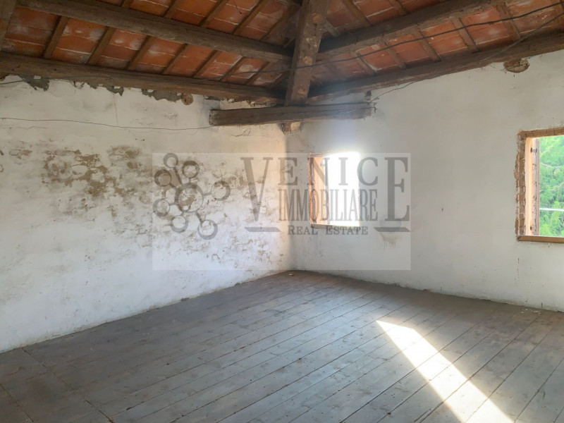 Nel cuore di Massanzago, a pochi passi dal vivace centro cittadino, proponiamo in vendita un inca...