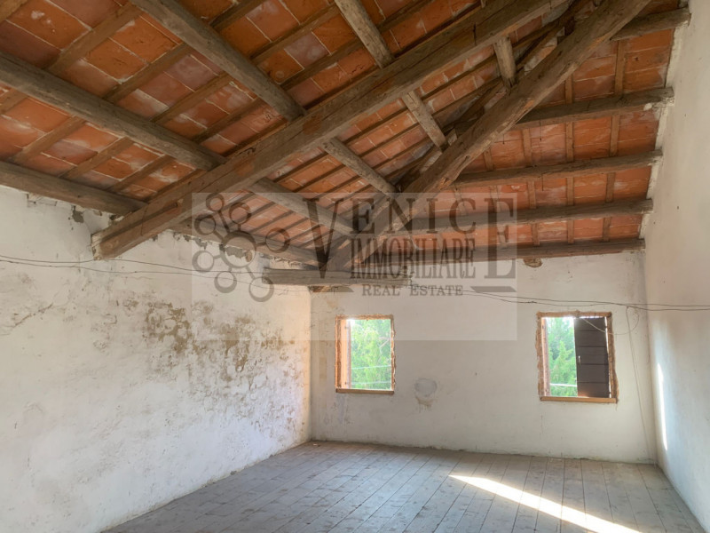 Nel cuore di Massanzago, a pochi passi dal vivace centro cittadino, proponiamo in vendita un inca...